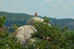 Der 166 Meter hohe Kletterfelsen  Mnch  im Elbsandsteingebirge mit seiner charakteristischen Gipfel Figur-Wetterfahne.