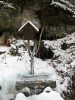 Furtborn. Eine der ergiebigsten Quellen der Schsischen Schweiz mit einer Schttung von 3-4 Liter pro Sekunde. Der Name deutet auf eine ehemalige Furt hin, welche etwa 70 m talwrts den Krippenbach querte. 20.01.2013
