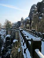 Blick ber die Basteibrcke in Richtung Neurathener Felsentor, dem oberen Eingang zur Felsenburg Neurathen. 26.01.2013