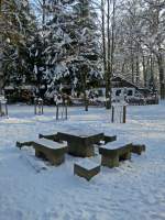 Der Steinerne Tisch. Im Hintergrund die ehemalige Gaststtte. 26.01.2013