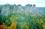 Herbst in der Sächsischen Schweiz. Sandsteintürme der Felsengruppe Kleine Gans mit dem Hinteren Gansfelsen, dem Mittleren und Vorderen Gangfelsen. Bild vom Dia. Aufnahme: Oktober 1992.