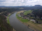 Blick von der Bastei (Sächsische Schweiz) elbaufwärts über Kurort Rathen, rechts im Bild der einzige rechtselbische Tafelberg, der Lilienstein (415 m); 01.04.2012  