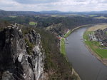 Blick von der Aussichtsplattform der Bastei, 194 m hoch über der Elbe, (Sächsische Schweiz) elbaufwärts über Kurort Rathen in Richtung Böhmisches Mittelgebirge; 01.04.2012  