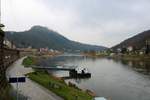 Die Elbe in Königstein (Sächsische Schweiz) neben der Bahnstrecke bei trübem Wetter, Blickrichtung Westen.