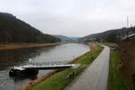 Die Elbe in Königstein (Sächsische Schweiz) neben der Bahnstrecke bei trübem Wetter, Blickrichtung Osten.