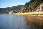 Elbe am Grenzbergang Hrensko, die Grenze verluft hier in der Mittel der Elbe (rechts Tschechien)