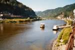 Elbe bei Hrensko. Links der Bahnhof Schna, auf dem Flu die Fhre Bhf. Schna - Hrensko