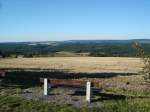 Blick vom 664m hohen Wirtsberg bei Landwst ber die Berge des Elstergebirges, Sept.2005