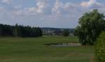 Wir befinden uns hier im schsischen Vogtland am sdwestlichen Zipfel von Sachsen, direkt an der Grenze zu Thringen. Das Vogtland erstreckt sich ber Teile von Sachsen, Thringen, Bayern (Oberfranken) und Bhmen. Blick von Schnberg/Vogtland nach Mhltroff. - 10.08.2013 - 