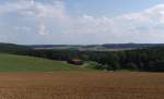 Wir befinden uns hier im schsischen Vogtland am sdwestlichen Zipfel von Sachsen, direkt an der Grenze zu Thringen. Das Vogtland erstreckt sich ber Teile von Sachsen, Thringen, Bayern (Oberfranken) und Bhmen. Blick von Schnberg/Vogtland in die Weite des Vogtlandes am 10.08.2013.