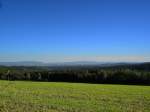 Blick vom Aussichtsturm auf dem 664m hohen Wirtsberg bei Landwst im Schsischen Vogtland ins Egerer Becken, Sept.2005