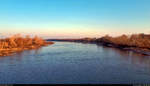 Blick von der Herrenkrugbrücke in Magdeburg auf die Elbe flussabwärts.