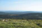 Blick vom Brockengipfelplateau am 30.05.2011 ber dessen Heidelandschaft, den Knigsberg, den Sdwestharz bis zum Hohen Meiner in Hessen (rechts am Horizont).