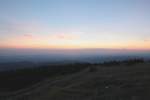 Blick am 03.09.2011 vor Sonnenaufgang von der Treppe des  Brockenhauses  Richtung Osten ber Wernigerode und das stliche Harzvorland im Morgenrot.