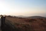 Blick am Morgen des 24.09.2011 nach Sonnenaufgang vom Gipfelplateau des Brocken Richtung Sdosten ber Hohneklippen, Erdbeerkopf, Heinrichshhe und den Ostharz, aus dessen Tlern zarte Nebelschleier