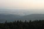 Blick am Morgen des 03.09.2011 bei Sonnenaufgang von der Treppe des  Brockenhauses  nach Norden ber das Ilsetal und Ilsenburg hinweg bis zu Elm und Lappwald, die aus zarten Nebelschleiern herausragen.