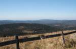 Blick vom Brockengipfelplateau am 02.10.2011 Richtung Sdwesten ber den Knigsberg, den Rehberg, den Groen und Kleinen Sonnenberg, Auf dem Acker, den Bruchberg bis zum Hohen Meiner in Hessen (links am Horizont) und dem Reinhardswald (rechts am Horizont).