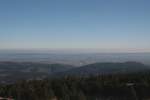 Blick am frhen Morgen des 15.10.2011 von der Treppe des Brockenhauses Richtung Norden ber den Nordharz mit dem Ilsetal, Ilsenburg und das nrdliche Harzvorland. Im Norden ist ein Nebelmeer zu erkennen, aus dem der Elm und der Rauch zweier Kraftwerke bei Helmstedt herausragen.