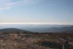 Blick am frhen Morgen des 15.10.2011 vom Gipfelrundweg des Brocken Richtung Sdosten ber die Heinrichshhe, den Kleinen und den Groen Winterberg, den Ostharz bis zur Hainleite und dem Kyffhuser in Thringen, die aus einem Nebelmeer herausragen. Die Heidelandschaft des Brocken ist von Raureif bedeckt.