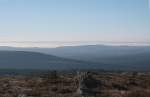 Blick am 15.10. nach Sonnenaufgang vom Gipfelrundweg des Brocken nach Sden ber die Westflanke des Wurmbergs, den Sdharz bis zur Hainleite, den Bleicheroder Bergen und dem Dn in Thringen, die aus einem Nebelmeer herausragen. Dahinter ist zart der nordwestliche Teil des Thringer Waldes mit dem  Groen Inselsberg  zu sehen (links im Nebelmeer unter dem Horizont) und man ahnt Vorberge der Rhn (rechts im Nebelmeer unter dem Horizont)! Die Heidelandschaft des Brocken ist von Raureif bedeckt.