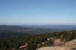 Die Antennen von Torfhaus und der Solling; Blick am 02.10.2011 am spten Vormittag vom Gipfelrundweg auf dem Brocken Richtung Westen bis zu Weserberglandschaften wie dem Solling (links neben der groen Antenne) am Horizont.