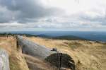 Am Nachmittag des 28.08.2011 auf dem Brocken; mchtige Wolken ziehen ber den Harz; Blick vom Gipfelrundweg Richtung Osten ber die Hohneklippen, den Erdbeerkopf, die Heinrichshhe und den Ostharz.