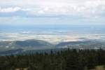 Am Nachmittag des 28.08.2011 auf dem Brocken; Sonnenlichtflecken und Wolkenschatten wandern ber das ndliche Harzvorland und die Norddeutsche Tiefebene; Blick von der Treppe des Brockenhauses ber