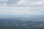 Am Nachmittag des 28.08. auf dem Brocken; Sonnenlichtflecken und Wolkenschatten wandern ber das nrdliche Harzvorland und die Norddeutsche Tiefebene; Blick Richtung Wolfsburg (Bildmitte unter dem Horizont)und Elm (rechts daneben). 