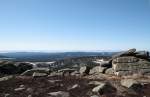 Vorfrhling auf dem Brocken: Blick um die Mittagszeit des 25.03.2012 vom Gipfelrundweg des Brocken Richtung Sdwesten auf die verwitterten Felsformationen  Teufelskanzel  und  Hexenwaschbecken , den