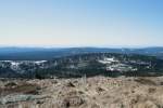 Vorfrhling auf dem Brocken: Blick um die Mittagszeit des 25.03.2012 vom Gipfelrundweg des Brocken Richtung Sdwesten ber den noch mit Schnee bedeckten Knigsberg, Berge des sdwestlichen Oberharz bis zum ca. 85 km entfernten Hohen Meiner in Hessen (in der Bildmitte am Horizont).