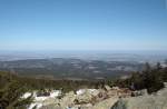 Vorfrhling auf dem Brocken: Blick vom Brockengipfelrundweg um die Mittagszeit des 25.03.2012 Richtung Norden ber den Nordharz, das nrdliche Harzvorland bis zum Elm und dem Lappwald in