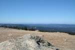 Vorfrhling auf dem Brocken: Blick vom Brockengipfelplateau um die Mittagszeit des 25.03.2012 Richtung Westen ber den westlichen Oberharz mit Torfhaus und seinen beiden Sendetrmen bis zu den Weserberglandschaften am Horizont.