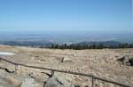 Vorfrhling auf dem Brocken: Blick um die Mittagszeit des 25.03.2012 vom Gipfelplateau des Brocken Richtung Norden ber Nordharzer Berge, Ilsenburg am Harzrand, Stapelburg, Wasserleben, Veckenstedt in