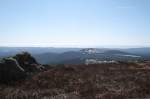 Vorfrhling auf dem Brocken: Blick um die Mittagszeit des 25.03.2012 vom Gipfelrundweg auf dem Brocken Richtung Sden ber den Rcken des Knigsbergs, den Wurmberg, den Sdharz und die Hainleite bis