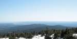 Vorfrhling auf dem Brocken: Blick am 25.03.2012 um die Mittagszeit vom Brockengipfelplateau Richtung Osten ber die Hohneklippen, den Erdbeerkopf, den Ostharz mit Elbingerode und dem Ramberg bis zum nordstlichen Harzvorland (links unter dem Horizont).