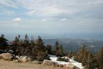 Brockenlandschaft aus Sonne und Wolken: Brockenurwald, Nordharz und Harzvorland unter Wechsel von Sonnenschein und Wolkenschatten; Blick am Nachmittag des 27.04.2012 vom Gipfelrundweg des Brocken