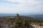 Brockenlandschaft aus Sonne und Wolken: Kleiner Brocken, Nordharz und Harzvorland unter blauem Himmel und Sonnenschein von Sdwesten; Blick am Nachmittag des 27.04.2012 vom Gipfelrundweg auf dem