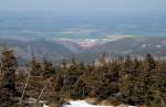 Brockenlandschaft aus Sonne und Wolken: Ilsenburg im Sonnenschein und das nrdliche Harzvorland unter dunklem Wolkenschatten; Blick am Nachmittag des 27.04.2012 vom Gipfelrundweg des Brocken Richtung