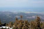 Brockenlandschaft aus Sonne und Wolken: Stapelburg und die Rapsfelder in der Nhe leuchten im Sonnenschein, whrend das Harzvorland nrdlich davon noch von einer mchtigen Wolkenwand tief beschattet wird; Blick am Nachmittag des 27.04.2012 vom Gipfelrundweg auf dem Brocken Richtung Norden bis zum Elm und dem Lappwald am Horizont. 