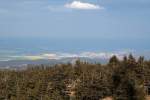 Brockenlandschaft aus Sonne und Wolken: Wernigerode im Sonnenschein und das nordstliche Harzvorland unter dunklem Wolkenschatten; Blick am Nachmittag des 27.04.2012 vom Gipfelrundweg auf dem Brocken nach Nordosten ber Wernigerode und das Harzvorland, das noch von einer mchtigen Wolkenwand tief beschattet wird, whrend die Stadt Wernigerode schon im Sonnenlicht aufleuchtet.