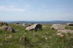 Felsblcke auf dem Brockengipfelplateau; Blick um die Mittagszeit des 20.05.2012 vom Brockengipfel Richtung Sdwesten ber Berge des Nationalparks wie die Achtermannshhe, den Rehberg und Auf dem Acker bis zu Bergreihen und Hhenzgen jenseits des Harzes 