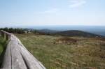 Absperrzaun und Heidelandschaft auf dem Brocken; Blick am frhen Nachmittag des 20.05.2012 vom Gipfelrundweg Richtung Sdosten ber die Hohneklippen, den Erdbeerkopf  und die Heinrichshhe auf den Ostharz und den Kyffhuser in Thringen