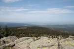 Von seltenen Flechten berwachsene Felsblcke auf dem Brockengipfelplateau; Blick vom Gipfelrundweg des Brocken am frhen Nachmittag des 20.05.2012 in Richtung Bad Harzburg und nrdliches Harzvorland 