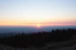 Sonnenaufgang auf dem Brocken: Die Sonne ist nun vollständig über die Erdoberfläche in der Ferne aufgestiegen; Blick am frühen Morgen des 13.08.2012 vom Gipfelrundweg Richtung Osten über Wernigerode