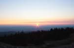 Sonnenaufgang auf dem Brocken: Die Sonne ist nun vollstndig ber die Erdoberflche in der Ferne aufgestiegen; Blick am frhen Morgen des 13.08.2012 vom Gipfelrundweg Richtung Osten ber Wernigerode und das nordstliche Harzvorland. 