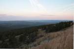 Erstes Morgenlicht auf dem Brocken; Blick am frhen Morgen des 13.08.2012 vom Gipfelrundweg Richtung Westen ber Torfhaus mit den beiden Riesenantennen, den Westharz bis zu den Weserberglandschaften