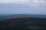 Erstes Morgenlicht auf dem Brocken; Blick am frhen Morgen des 13.08.2012 vom Gipfelrundweg Richtung Sdwesten ber den Knigsberg, den Rehberg, den Groen Knollen bis in die Kasseler Gegend in Hessen