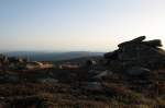 Letztes Abendsonnenlicht auf dem Brocken: Die wollsackverwitterte Felsformation des  Hexenwaschbeckens  im Gegenlicht der untergehenden Sonne. Blick am Abend des 19.08.2012 vom Gipfelrundweg Richtung Sdsdwest ber Berge des Nationalparks und des Sdharzes bis weit nach Thringen und nach Hessen hinein.