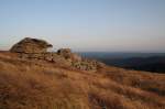 Letztes Abendsonnenlicht auf dem Brocken; die bizarren wollsackverwitterten Felsformationen des  Hexenwaschbeckens  und der  Teufelskanzel  im Schein der untergehenden Sonne.