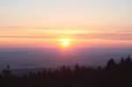 Sonnenaufgang auf dem Brocken; die Sonne hat sich in der Ferne ber die Landflche gehoben.